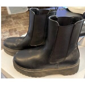 MIA Leigha Black Platform Chelsea Boots Womens 7.5M Chunky Lug Sole Pull On Edgy